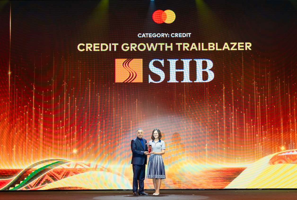 Ba Doan Thai Thanh Thuy – Pho GD Khoi Ngan hang Ban le SHB nhan giai thuong tu Mastercard. Anh: SHB