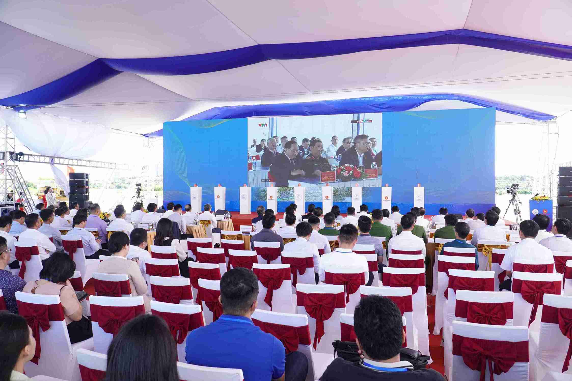 Hinh anh tai le khoi cong Du an Khu do thi ven vinh Cam Ranh. Anh: Huu Long