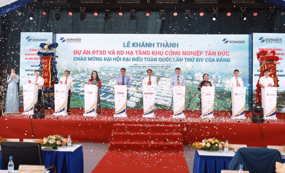 Cac dai bieu thuc hien nghi thuc khanh thanh Khu Cong nghiep Tan Duc. Anh: Duy Tuan 