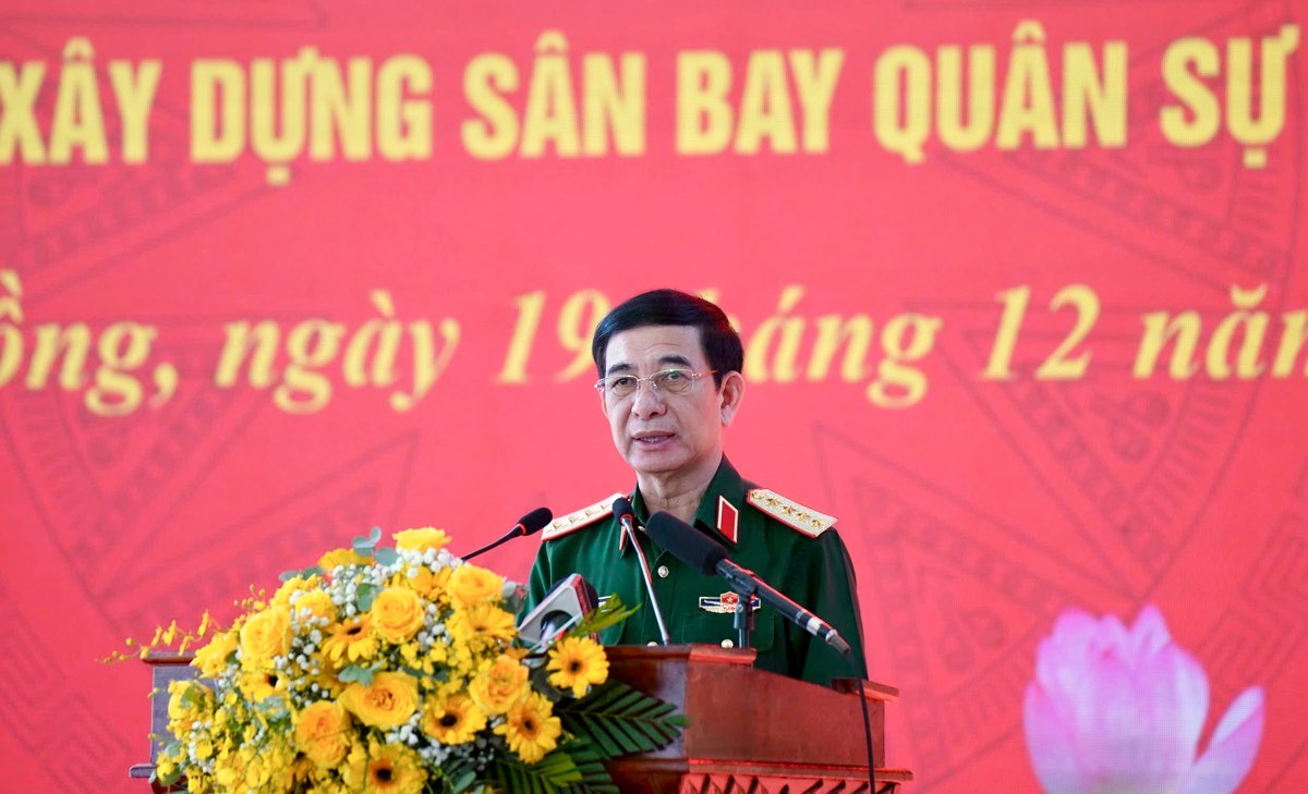 Dai tuong Phan Van Giang - Uy vien Bo Chinh tri, Pho Bi thu Quan uy Trung uong, Bo truong Bo Quoc phong phat bieu tai Le Khanh thanh San bay Quan su Phan Thiet. Anh: Duy Tuan 