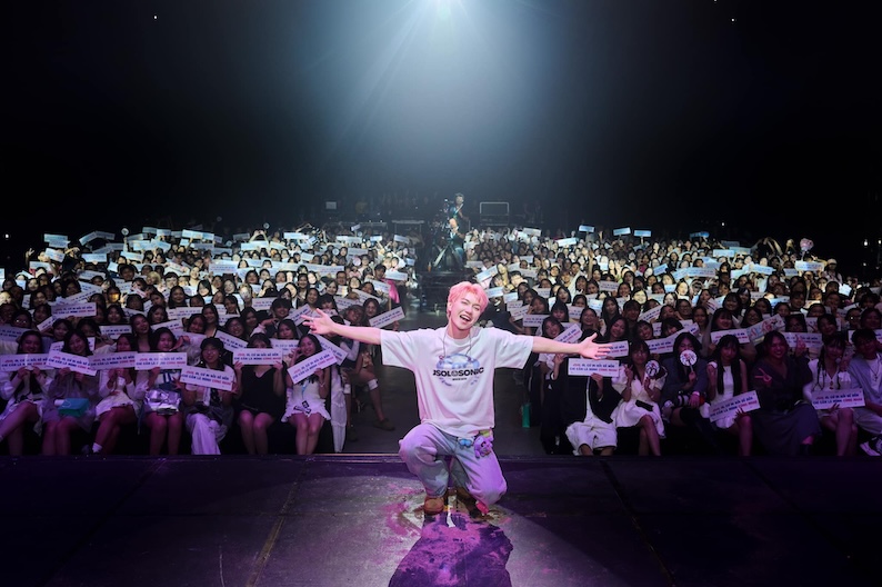 Once a little-known artist, after the show "Anh trai say hi 2024" JSOL organized a grand fan exchange. Photo: Character provided