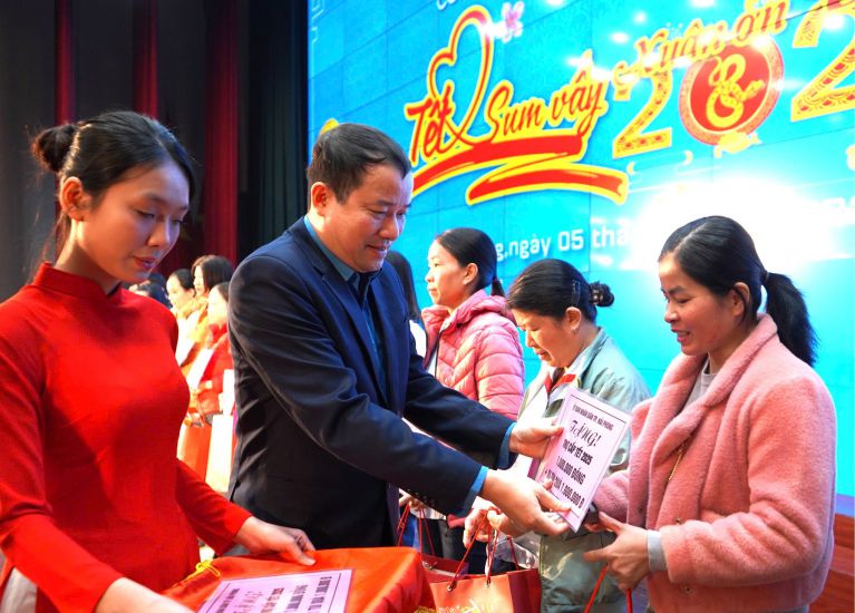 El presidente de la Federacion Laboral de la ciudad de Hai Phong Nguyen Anh Tuan entrega regalos a los trabajadores con motivo del Tet Sum vay 2025. Foto: Mai Dung