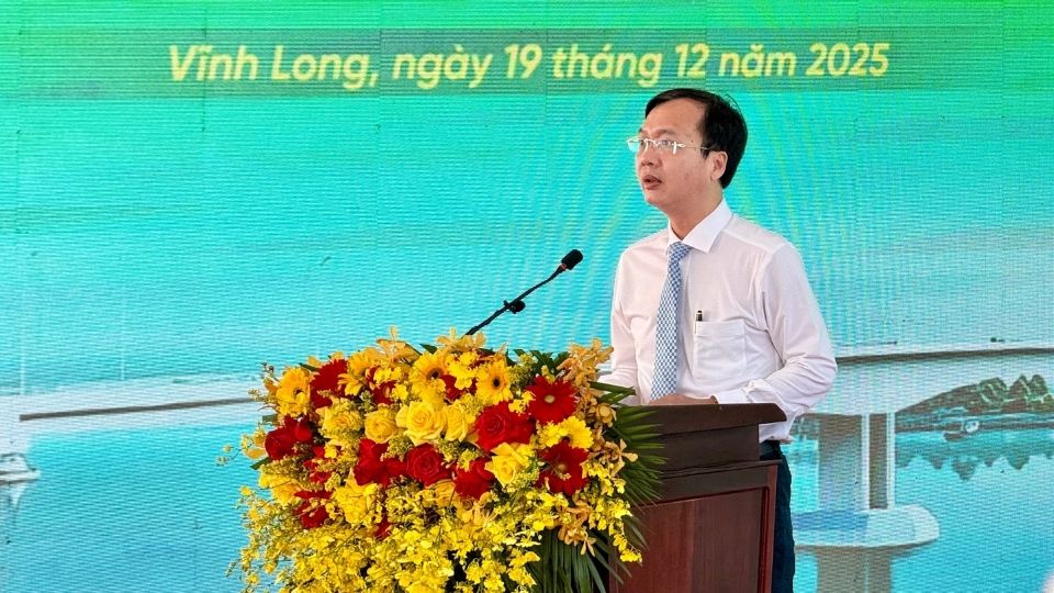 Chairman of Vinh Long Provincial People's Committee Tran Tri Quang spoke at the groundbreaking ceremony of Dinh Khao Bridge. Photo: Hoang Loc