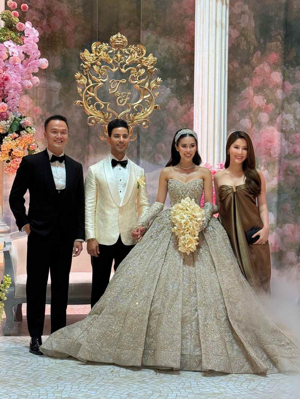 Chiec vay cuoi dau tien cua Tien Nguyen to chuc tai TP.HCM. Anh: Nhan vat cung cap.