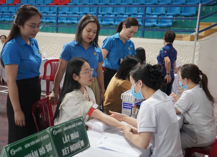 Programas de examenes de deteccion y deteccion de enfermedades profesionales organizados por la Federacion Laboral de la ciudad. Foto: Mai Dung