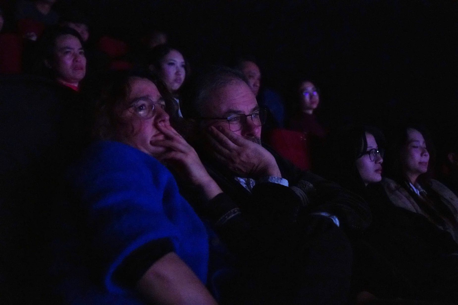 Khan gia xem phim “Mua do” cham chu va xuc dong. Anh: Ha Hai Long