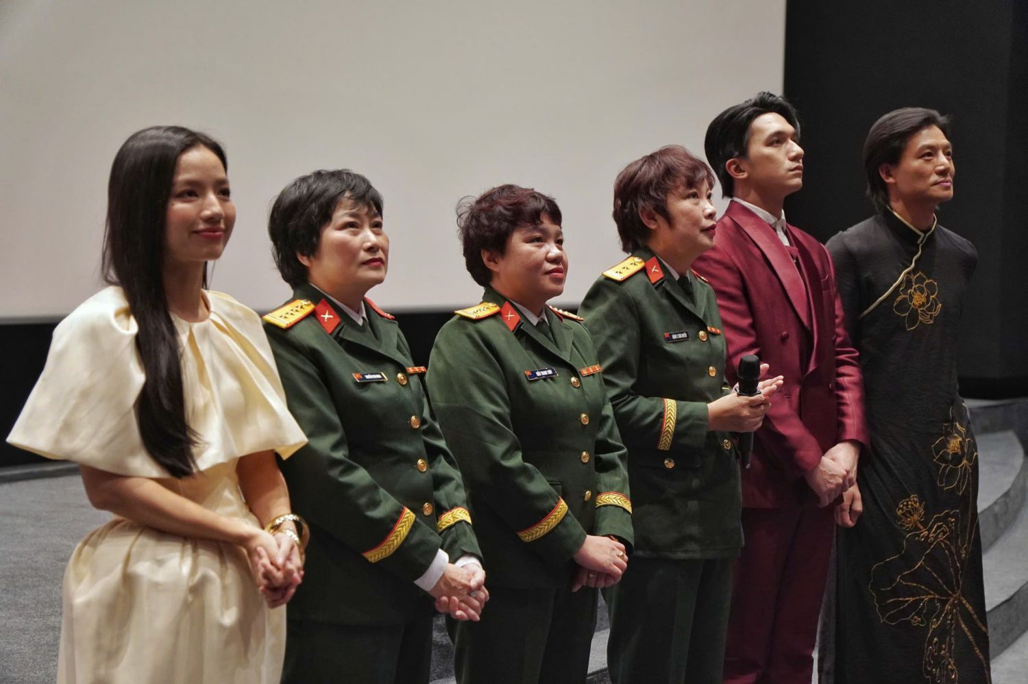 Representative of the "Red Rain" film crew introduced to Paris audiences at the Pathe Palace Theater. Photo: Ha Hai Long