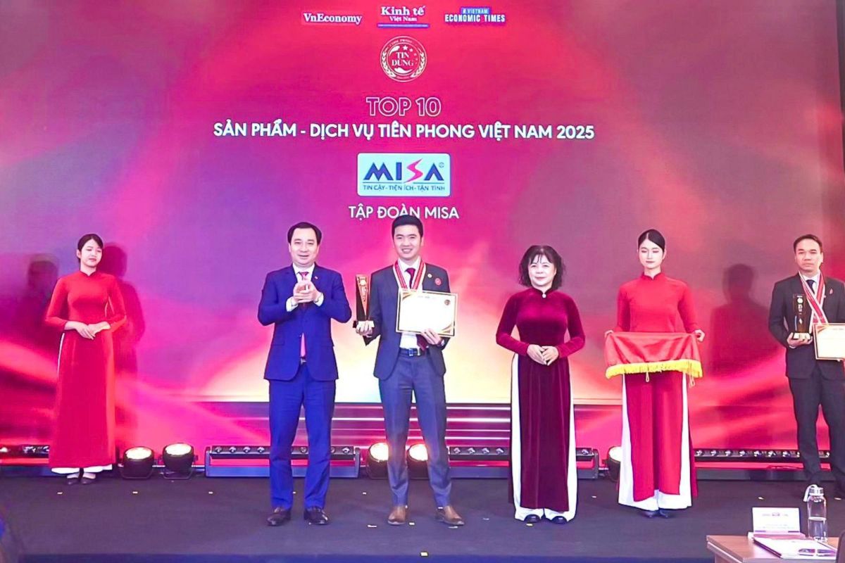 Dai dien Tap doan MISA nhan Cup va Bang khen vinh danh TOP 10 San pham – Dich vu Tien phong Viet Nam 2025
