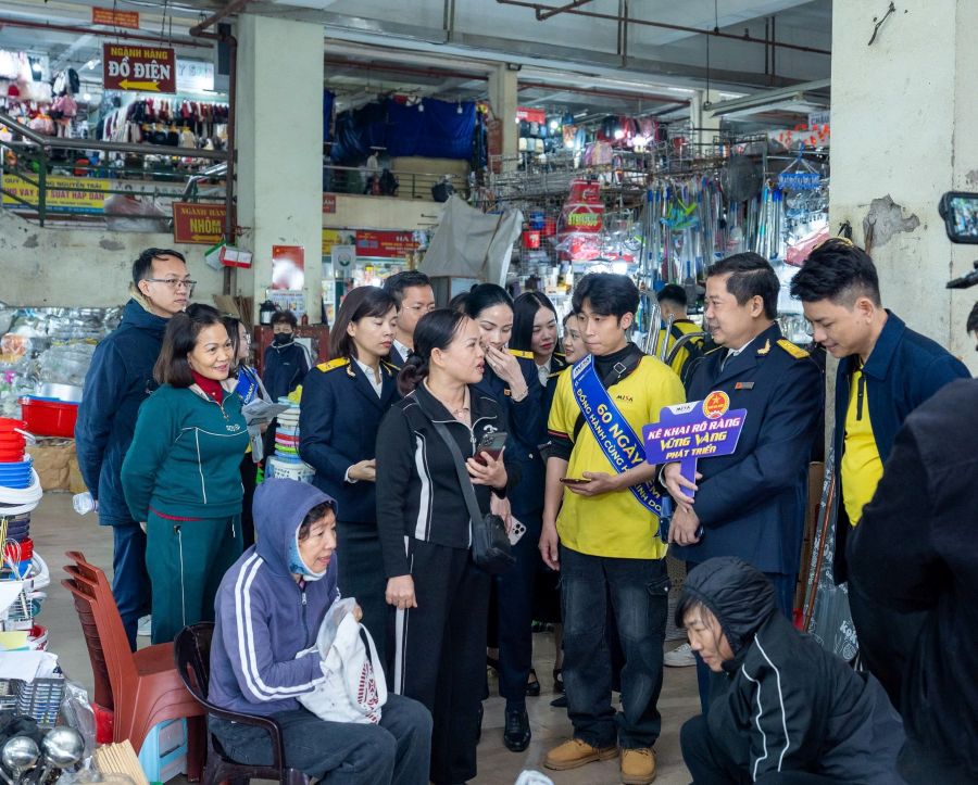 Cac chuyen vien MISA cung to cong tac cua can bo thue da dong loat ra quan tu van chinh sach thue, tang mien phi phan mem de cac ho lam quen voi ke khai thue 