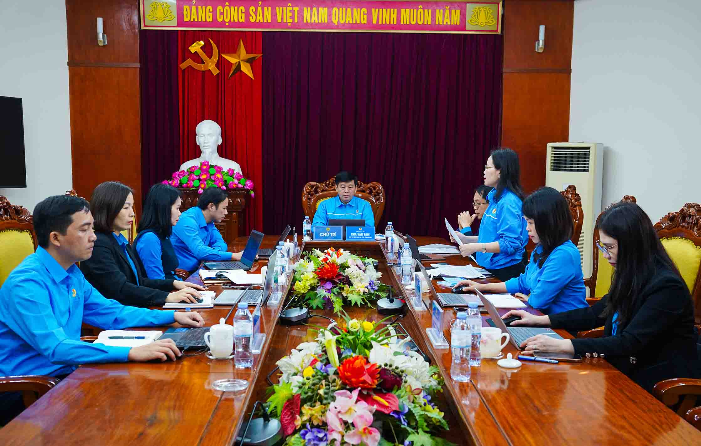 Toan canh hoi nghi. A: Duy Chuong