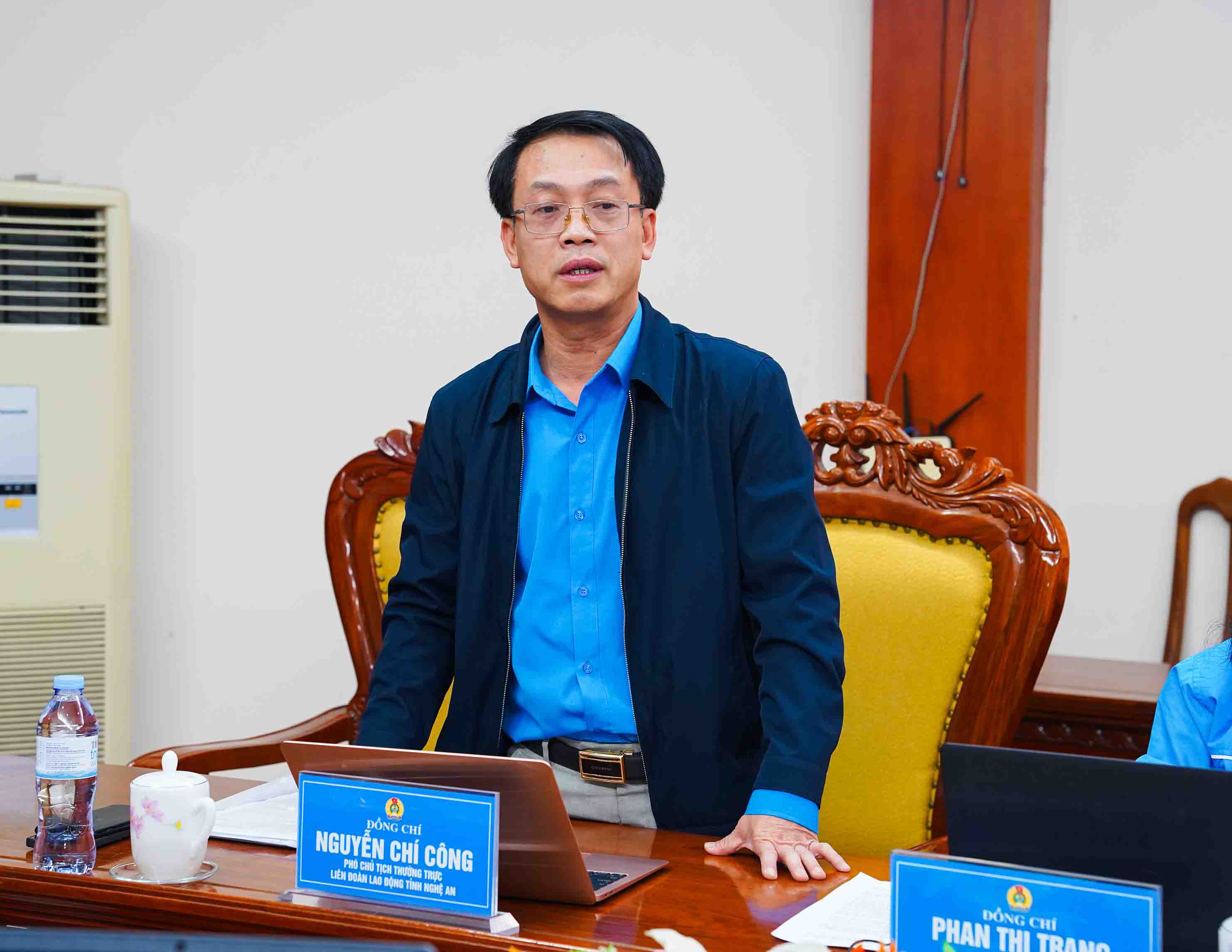 Ong Nguyen Chi Cong - Pho Chu tich Lien doan Lao dong tinh cho y kien cac du thao. Anh: Duy Chuong