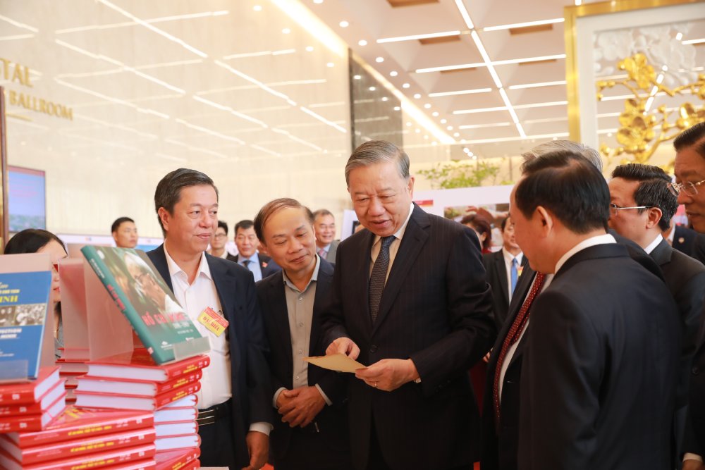 Tong Bi thu To Lam va cac dai bieu tham quan khu vuc trung bay sach. Anh: Tran Vuong