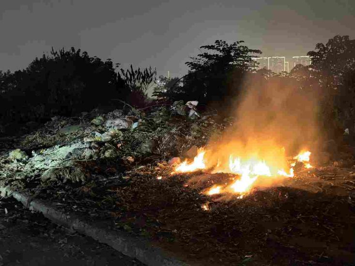 In the area of Road 70, opposite Dream Town apartment building (Xuan Phuong Ward, Hanoi), garbage burning occurs every day. Photo: Thuy Hien
