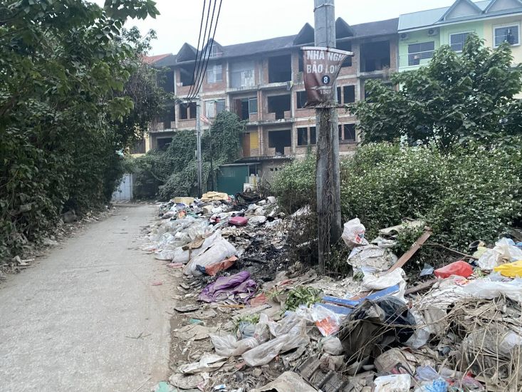 Dia diem thuong xuyen bi do rac, dot rac thai nhua thuoc phuong Dong Ngac, Ha Noi. Anh: Nguyen Tuyen