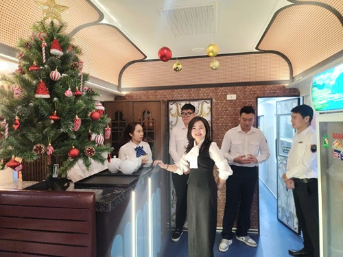 Doi ngu tiep vien tren tau. Anh: Minh Hanh