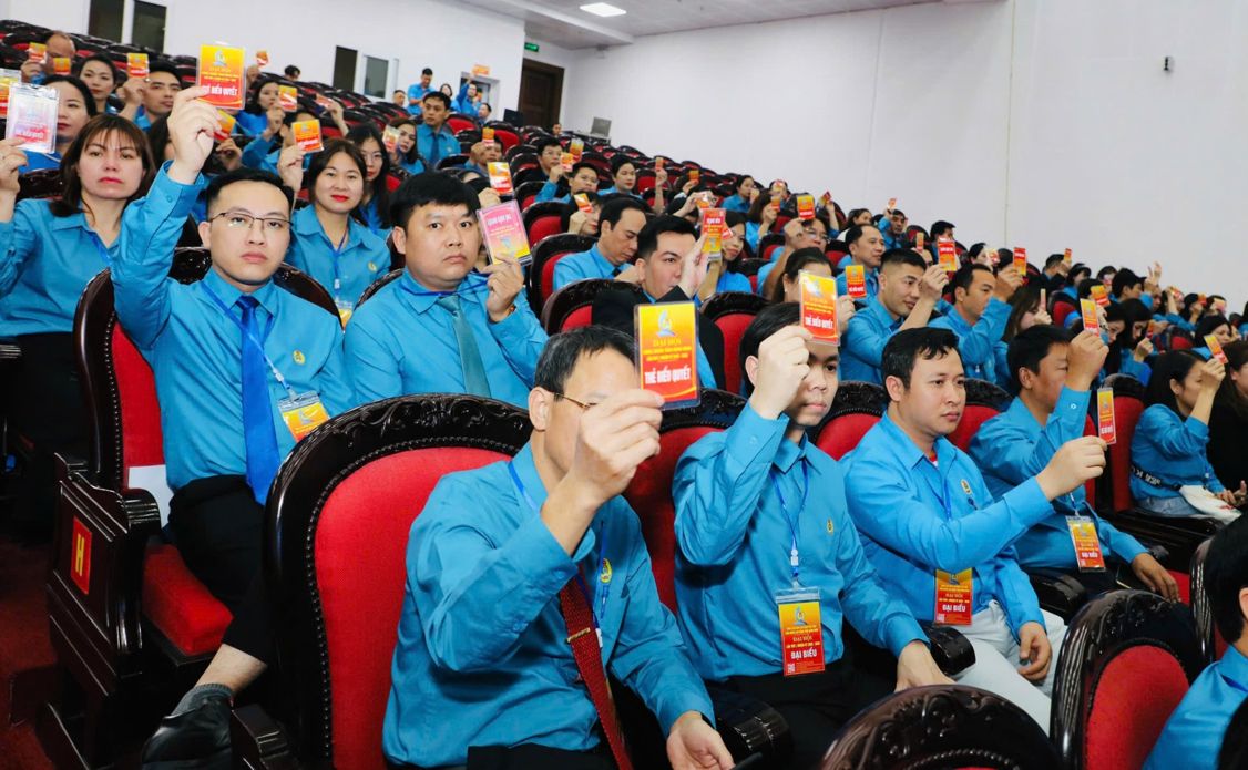 Cac dai bieu bieu quyet thong qua cac chuong trinh cua Dai hoi. Anh: Nguyen Truong