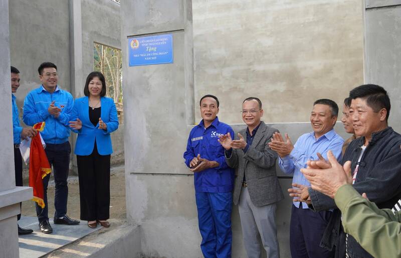 Khanh thanh Mai am Cong doan cho doan vien co hoan canh kho khan. Anh: Pham Kien