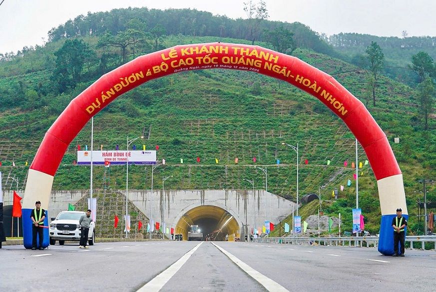 The Quang Ngai - Hoai Nhon Expressway was completed after about 1,000 days of construction. Photo: Vien Nguyen