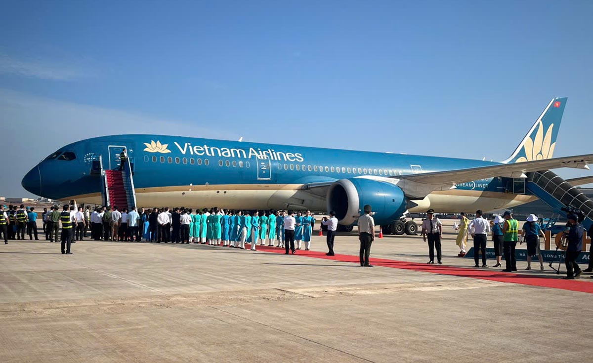 Khoanh khac tau bay cham banh xuong duong bang moi nhan duoc nhung trang phao tay keo dai, danh dau cot moc quan trong cua du an ha tang hang khong trong diem quoc gia. Anh: Ha Anh Chien - Nhu Quynh