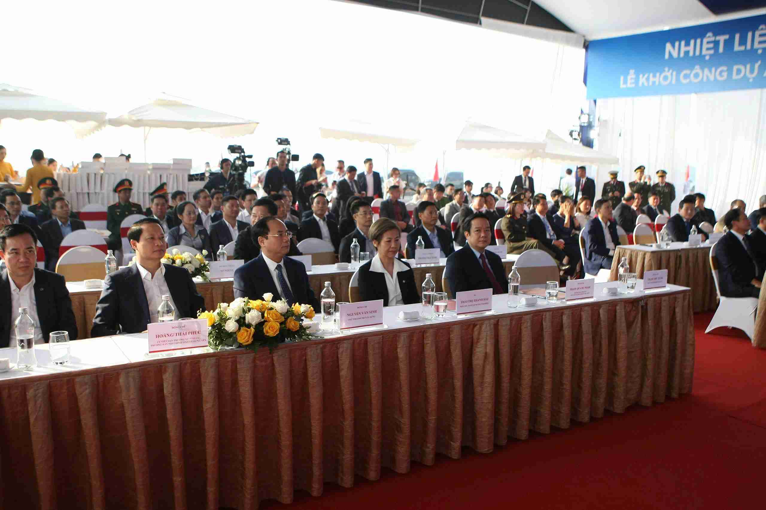 Dai dien lanh dao tinh Hung Yen va chu dau tu Vingroup tham du le khoi cong. Anh: Mai Huong