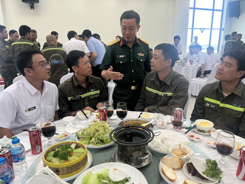 Colonel Nguyen Van De - Head of the National Defense Trade Union Department with union members and employees of Tan Cang Hai Phong International Container Port Company Limited at the 2025 Trade Union Meal. Photo: Kieu Vu