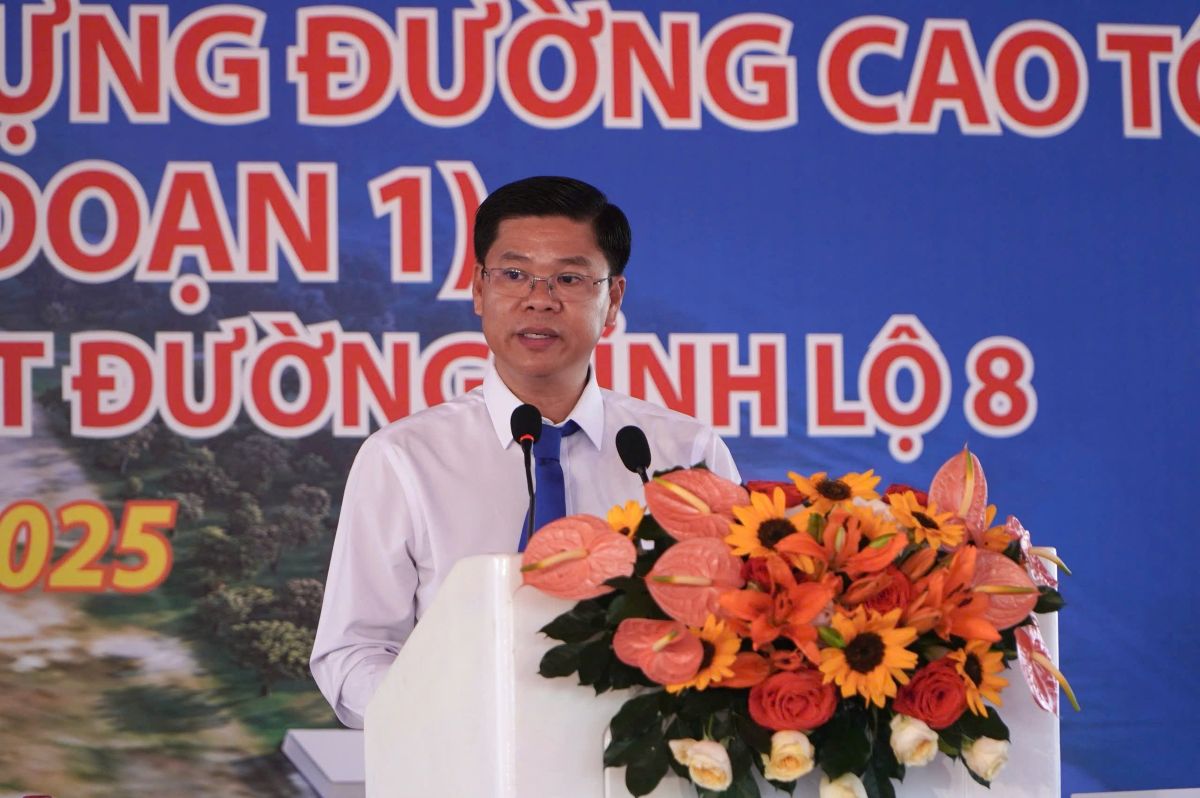 Ong Nguyen Thanh Thuan - Pho Giam doc So Xay dung TPHCM phat bieu tai buoi le. Anh: Ngoc Anh