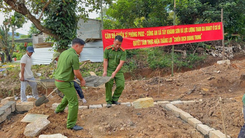 Cong an xa Tay Khanh Son trien khai ho tro xay dung nha cho nguoi dan trong “Chien dich Quang Trung“. Anh: Phuong Linh