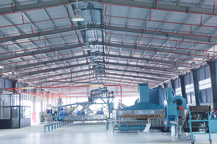 Nha may che bien mu cao su Dien Bien. Anh: Quang Dat