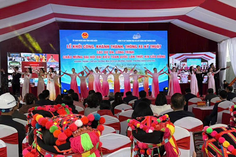 The atmosphere of the inauguration ceremony of Muong Thanh Tourist Market. Photo: Quang Dat