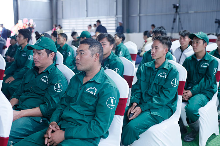 Cong nhan, nguoi lao dong du le khanh thanh du an Nha may che bien mu cao su Dien Bien. Anh: Quang Dat