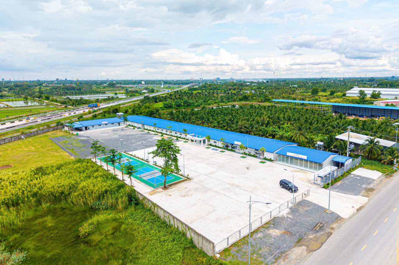 ホーチミン市～チュンルオン～ミートゥアン高速道路を拡張する投資・建設プロジェクトの事務局。清潔で広々とした作業エリアと従業員の宿泊施設です。機械や設備は投資家によって完全に組み立てられており、起工式の後すぐに作業を開始できるようになっています。写真：スアン