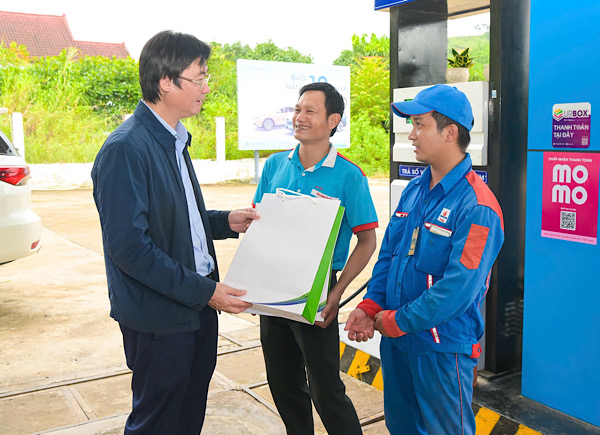 Mr. Nguyen Manh Kha - Vice President in charge of Petrovietnam Trade Union visited and presented gifts to Petrovietnam workers working in Khanh Hoa. Photo: Petrovietnam Trade Union