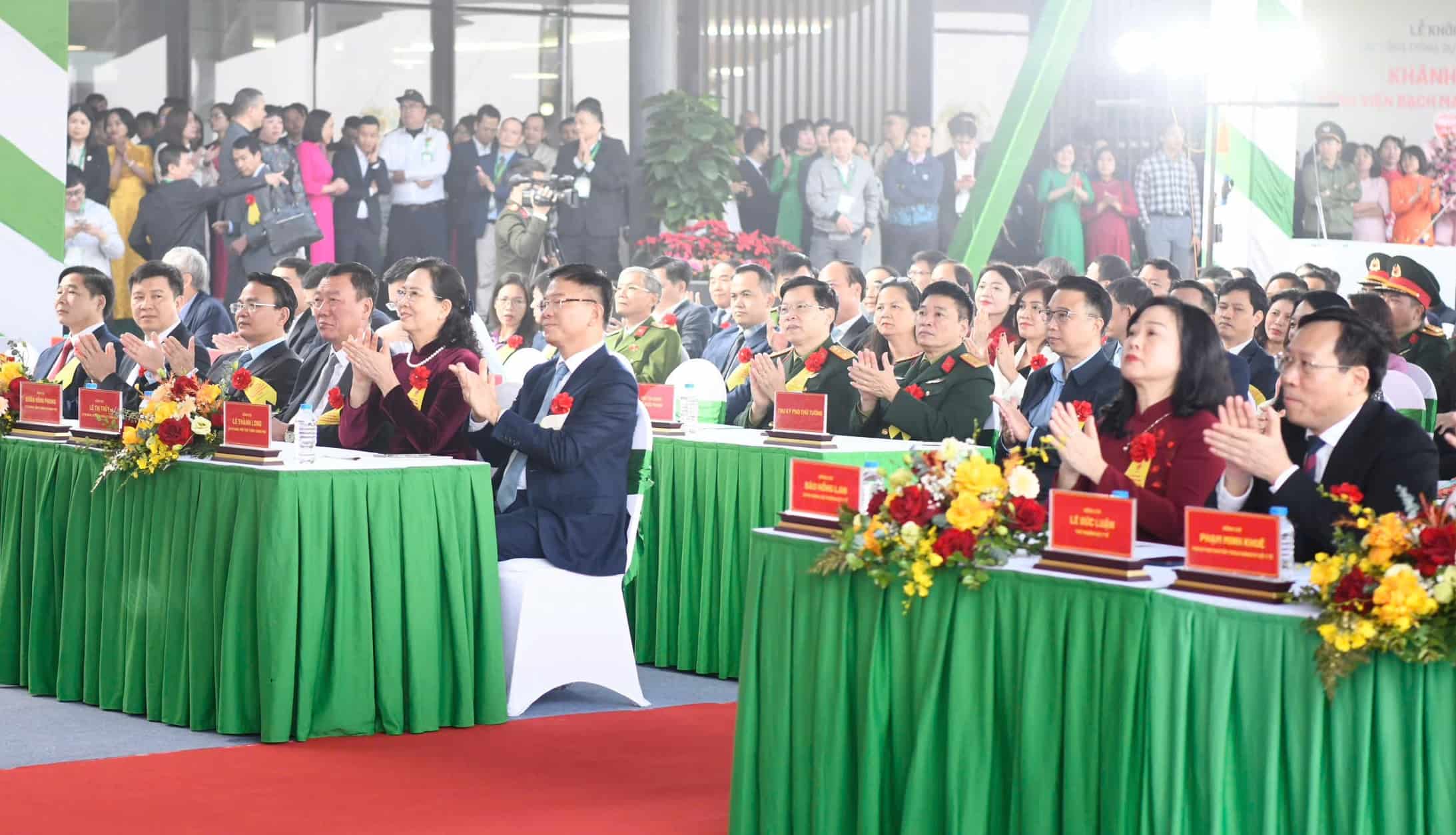 닌빈의 박마이 병원과 베트남-독일 우호 병원 2차 시설 준공식에 참석한 대표들. 사진: 응우옌 하이