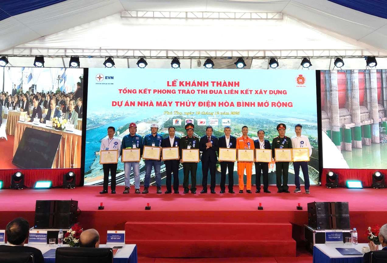 Pho Chu tich Tong Lien doan Lao dong Viet Nam Huynh Thanh Xuan trao bang khen cho cac don vi. Anh: EVN