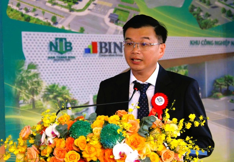 Ong . mong muon du an Chung toi mong muon con em dia phuong co viec lam ngay tren chinh que huong minh; nguoi dan khong chi nhuong dat, ma cung dong hanh, cung huong loi tu su phat trien. 