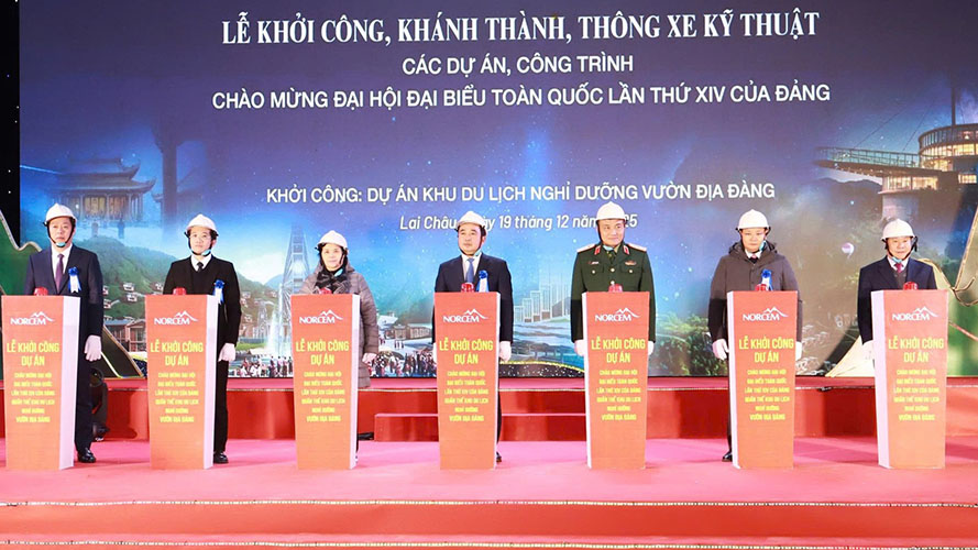 Delegates started the Son Binh Ornamental Garden Resort Complex project. Photo: Lai Chau Newspaper