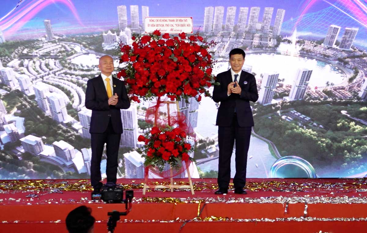 Dong chi Vu Hong Thanh – Pho Chu tich Quoc hoi tang hoa chuc mung le khoi cong. Anh: Doan Hung