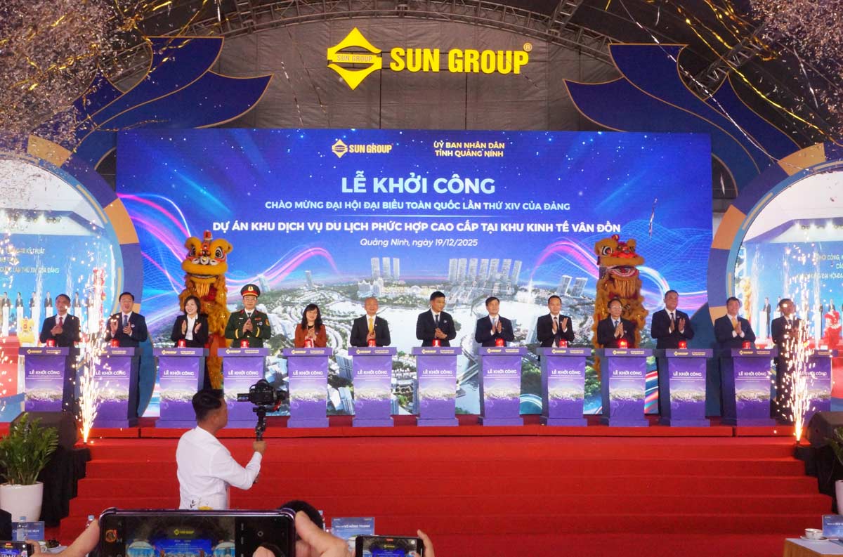 Cac dai bieu thuc hien nghi thuc bam nut khoi cong du an. Anh: Doan Hung