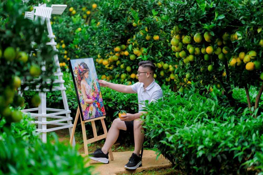 De co nhung buc hinh lung linh nhat giua vuon cam vang ruc ro, ban nen chup vao buoi sang. Nhung bo trang phuc tong mau sang, nhe nhang phoi cung cac phu kien don gian nhu gio may, tre se giup ban tro nen noi bat va cuon hut hon trong tung khung hinh.