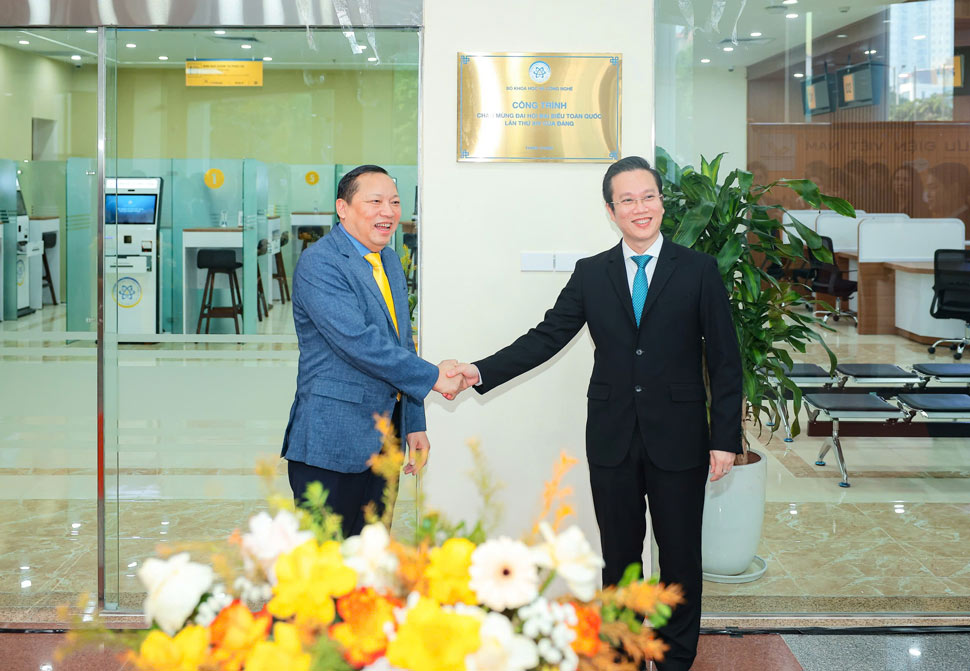 Gan bien ten cong trinh Bo phan Mot cua tap trung (Bo Khoa hoc va Cong nghe) chao mung Dai hoi dai bieu toan quoc lan thu XIV cua Dang. Anh: Hao Thien