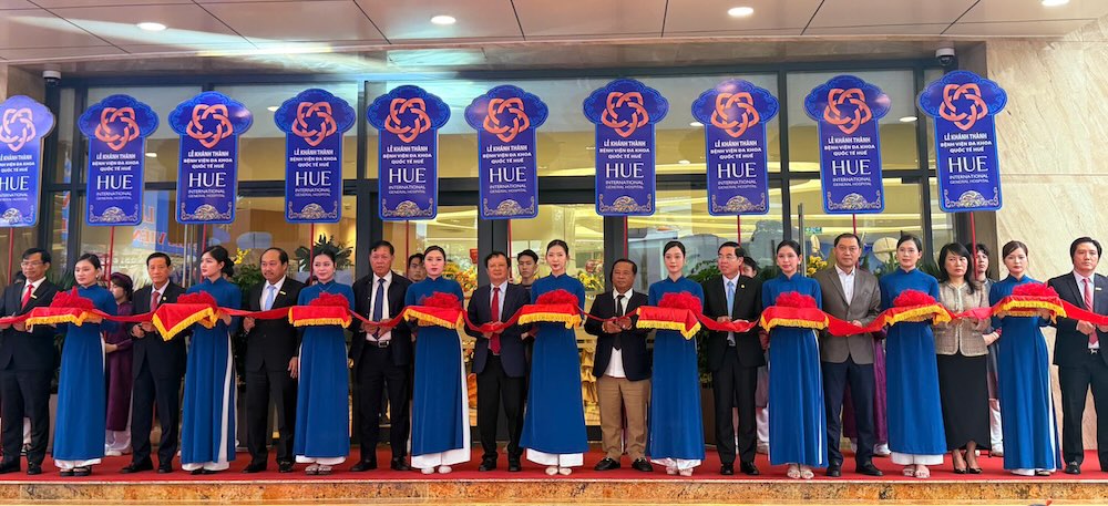 Cat bang khanh thanh Benh vien Da khoa Quoc te Hue. Anh: Q. An