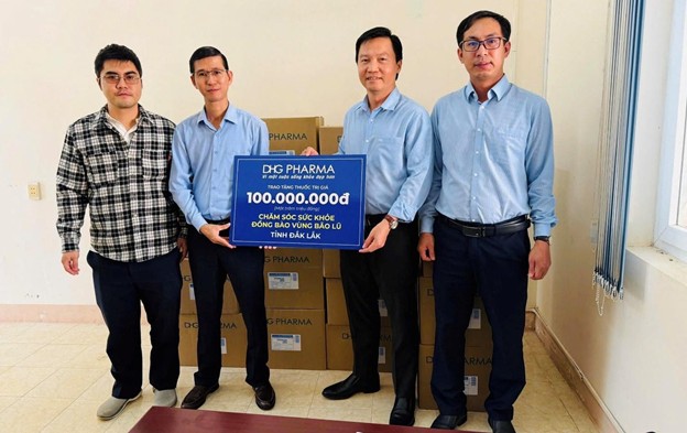 Cuoi thang 11, DHG Pharma da kip thoi trao tang cac co so thuoc thiet yeu den So Y te, cac benh vien va trung tam y te tai nhung tinh mien Trung, gop phan ho tro cham soc suc khoe nguoi dan trong giai doan kho khan. Anh: DHG Pharma