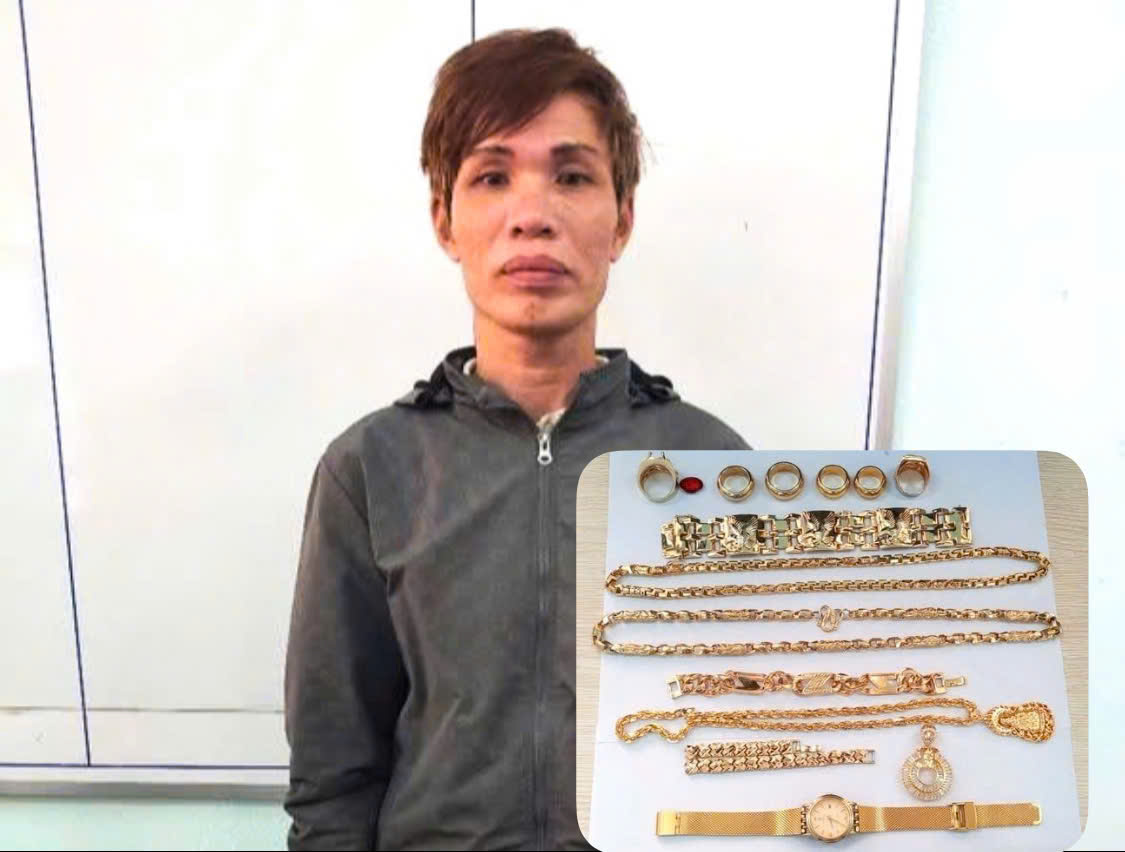 Đối tượng dùng thủ đoạn sử dụng vàng giả đổi lấy vàng thật tại cơ quan công an. Ảnh: Công an Khánh Hòa