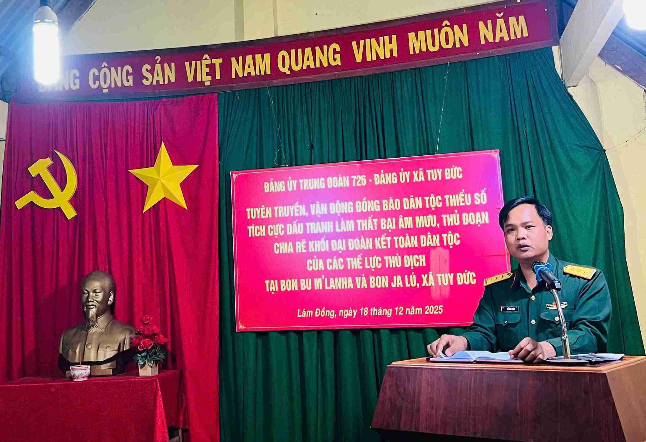 Thuong ta Do Van Trang, Bi thu Dang uy, Chinh uy Trung doan 726 tuyen truyen, pho bien phap luat cho dong bao DTTS tai chuong trinh. Anh: Phan Tuan