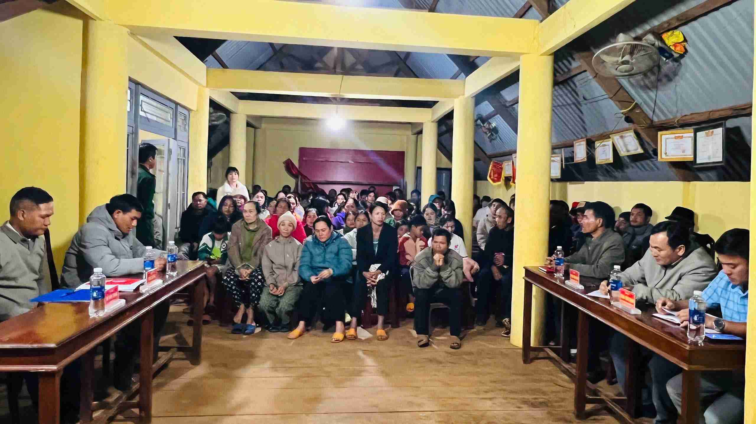 このプログラムはジャ・ルーとブ・ムラン・ア・ボンで開催され、ラムドン地域の当局者、党員、人々が参加した。写真: ファン・トゥアン