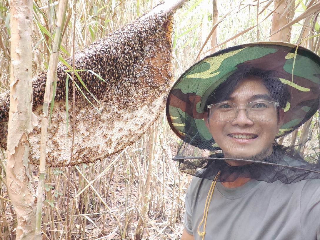 Anh Bi trong mot chuyen dua khach vao rung tim to ong. Anh: Tran Bi
