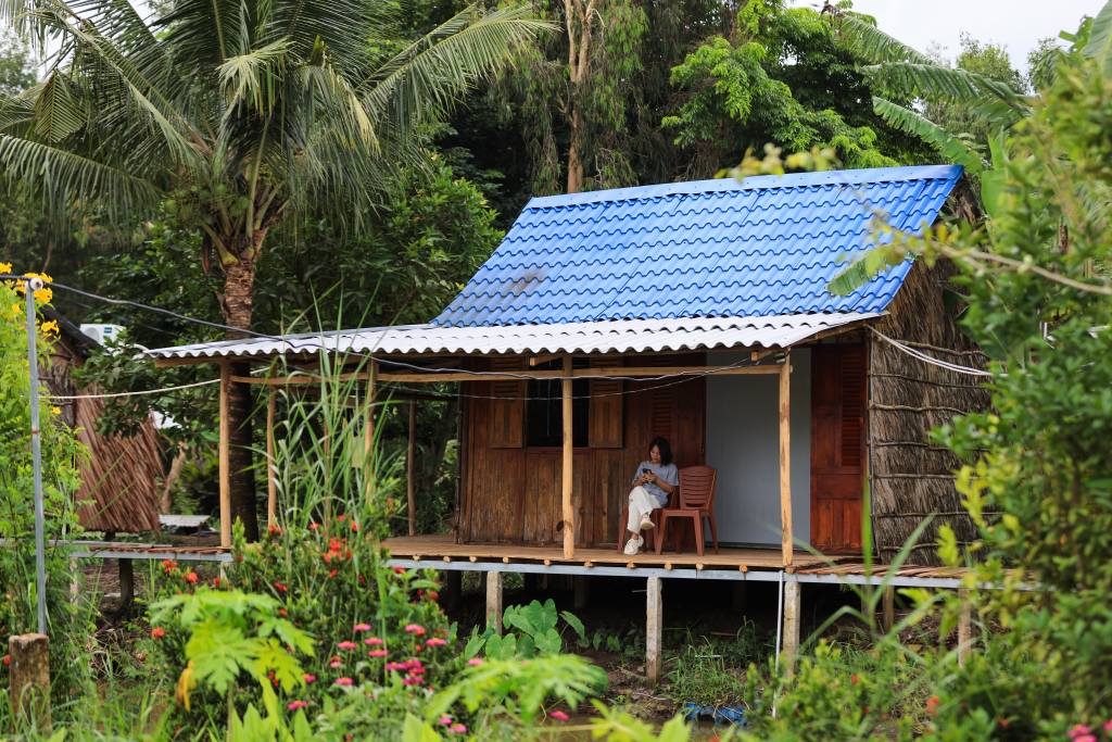 Khach nghi trong can homestay moc mac o mien que Ca Mau. Anh: Tran Bi