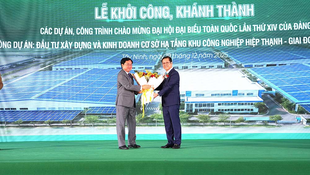 Bi thu Tinh uy Tay Ninh Nguyen Van Quyet (trai) du le khoi cong Khu cong nghiep Hiep Thanh (giai doan 1). Anh: Anh Tien