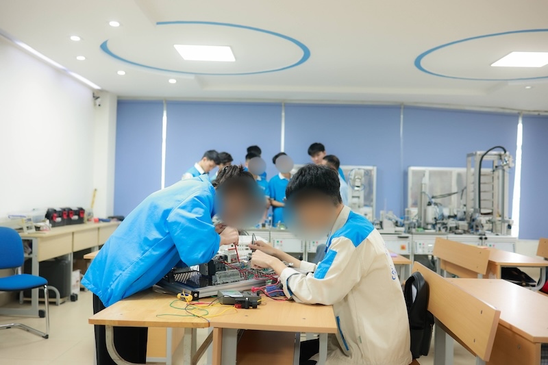 Hoc nghe . Anh: Hai Nguyen