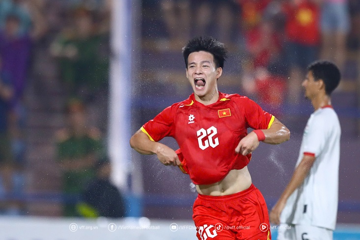 U22 Vietnam won the 33rd SEA Games gold medal thanks to a "golden goal" by striker Nguyen Thanh Nhan. Photo: VFF